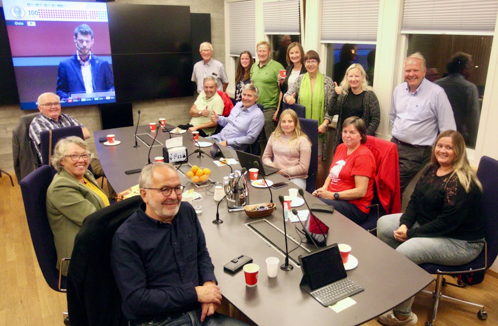 Det var folksomt i formannskapssalen da Arbeiderpartiet og Senterpartiet spent fikk med seg siste nytt om valget. Foto: Alf-Einar Kvalavåg
