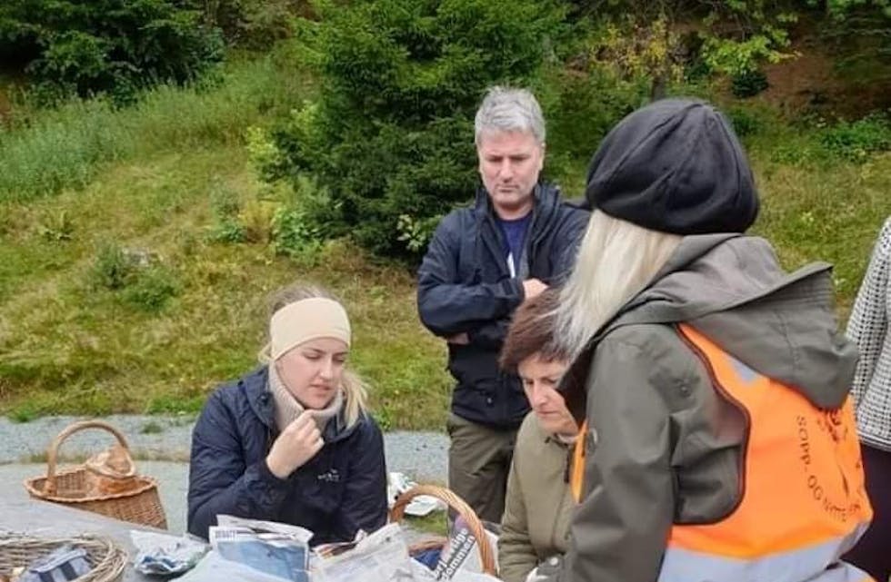 Soppkontrollen sjekker at det ikke er giftig sopp i fangsten.