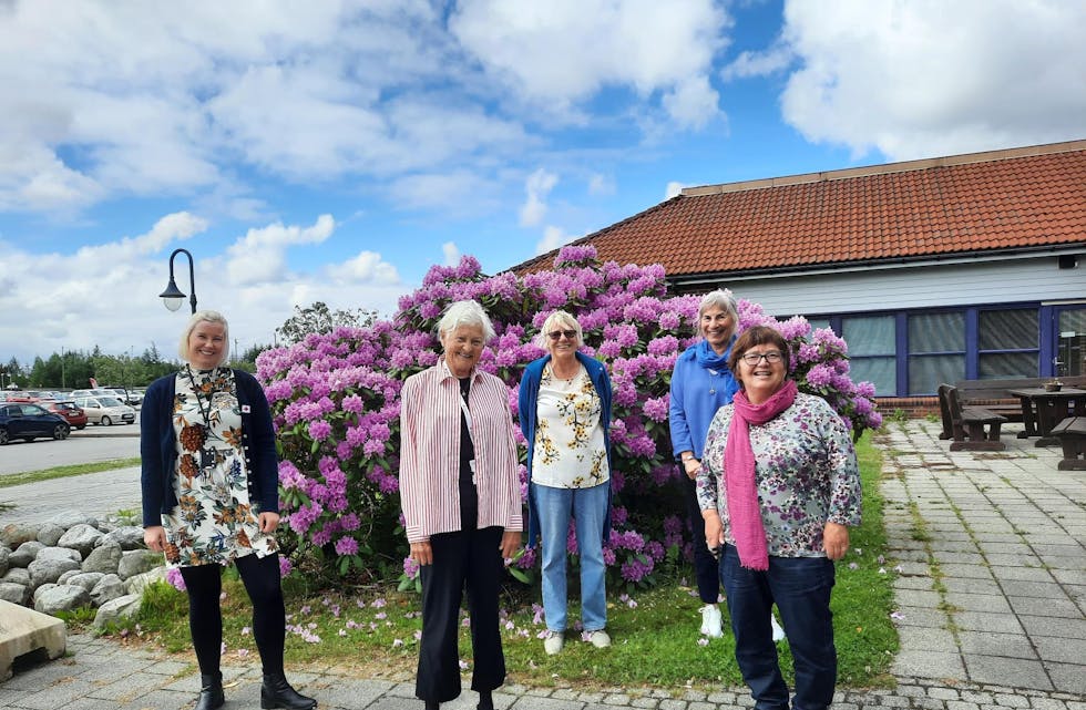 Bilde av frivillige skriverar som var med våren 2021.
Framme frå venstre: Grethe Vangsnes, Anne Karine Bakkevig og Liv Tryti.
Bak frå venstre: Lillian Steensnæs og Wenche Scheit. Vidar Aarhus er også ein av dei frivillige skriverane, men han var ikkje tilstades då bilde blei tatt.