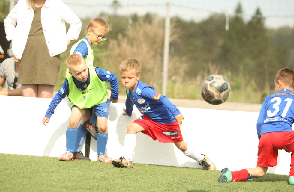 Norsk Tipping gir helie sitt overskot til samfunnsnyttige føremål. Mellom anna slik at barn og unge kan spele fotball.