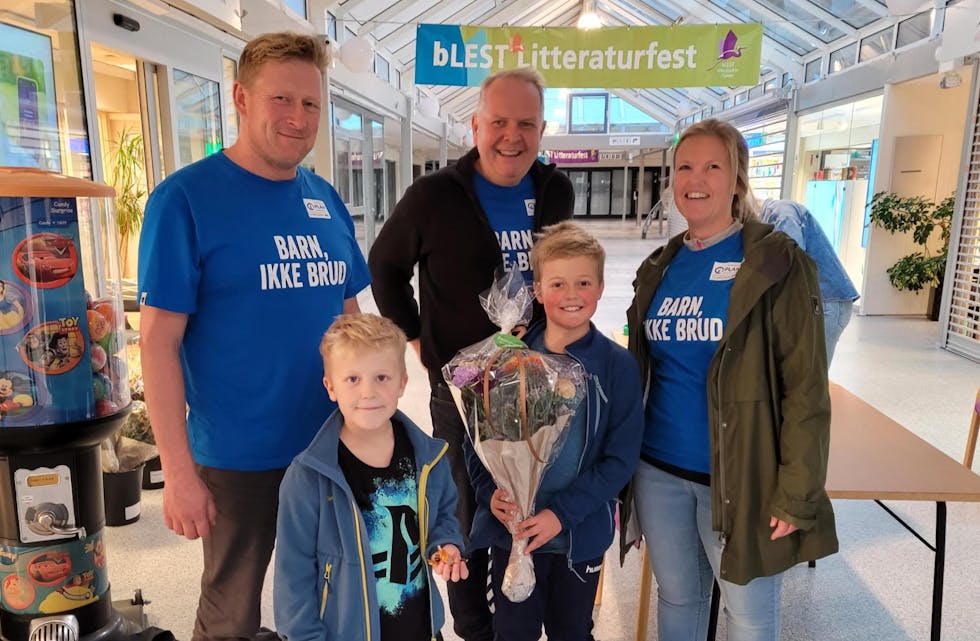 Ann Helen Martinsen og Mathias og Daniel kom først av alle til banken med årets bøsser fra Førland skolekrets. Ordfører Sigmund Lier og varaordfører Sven Ivar Dybdal tok i mot. Foto: Alf-Einar Kvalavåg