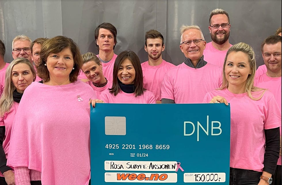 Salg av rosa bigbags ga Brystkreftforeningen et bidrag på kr. 150 000 fra Wee.no i 2021. Første rad fra v., Olaug Mortensen, Teresa Xu, daglig leder Rune Wee og markedssjef Vivian Wee Flatnes.