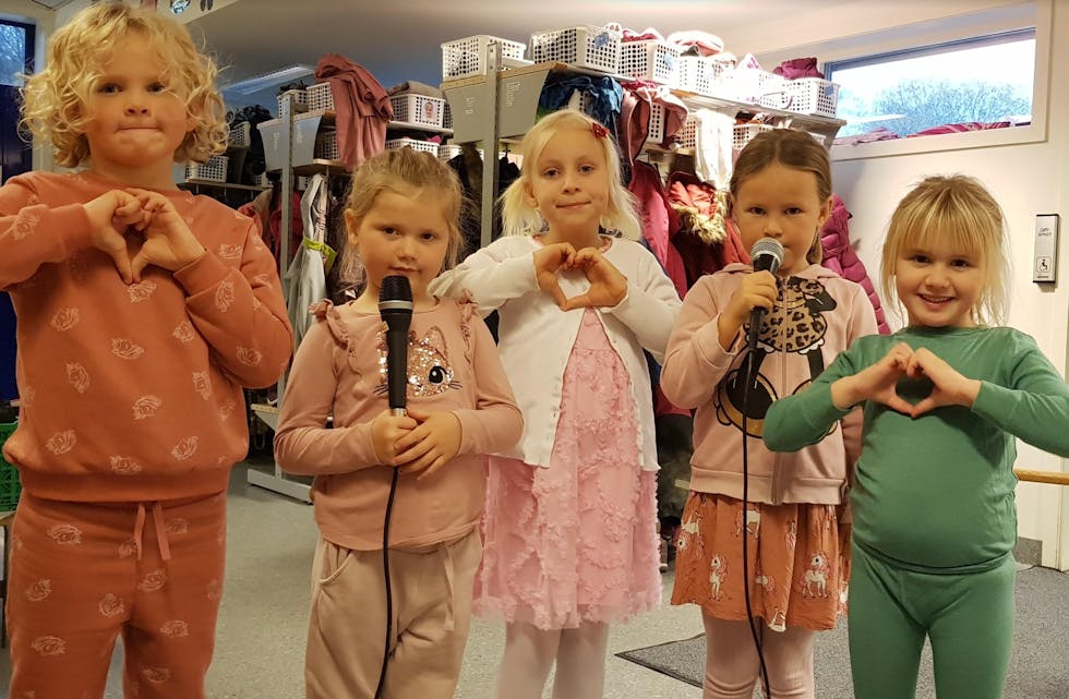 F.v. Mari, Celine, Anna Lovise, Synne og Hedda sang og danset til Hjerte av gull. Dansen hadde de laget selv.