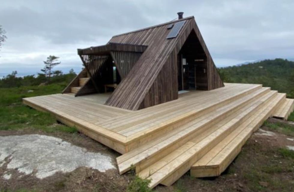 – Til slutt var det vedteke at me vil plassere hytta i Kongshamn. dette bildet er frå hytta i Sveio, seier ordførar Osmund Våga som har tatt bilete.