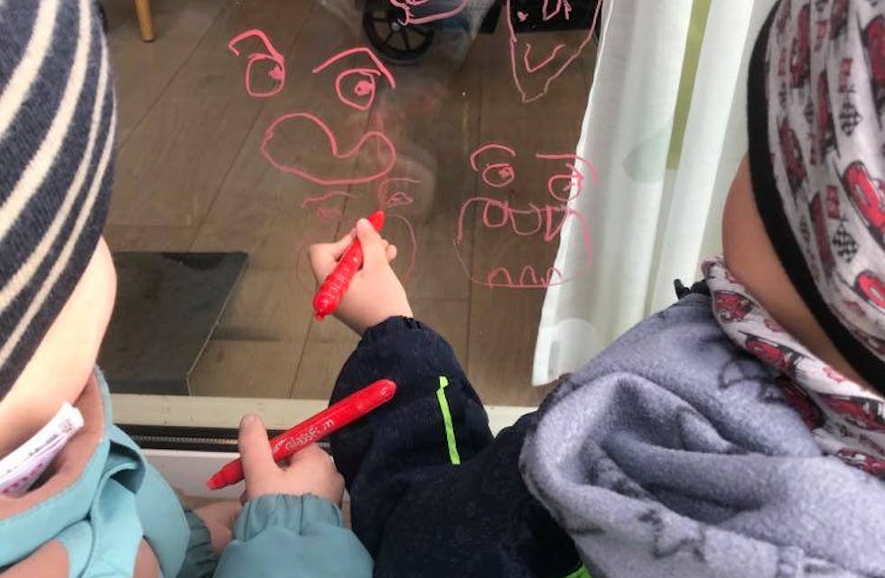 Barnehagane i Tysvær har vore tittgjengde på dei ulike institusjonane i Tysvær. Her er Nedstrand barnehage på besøk på Nedstrandstunet.
Foto: Privat