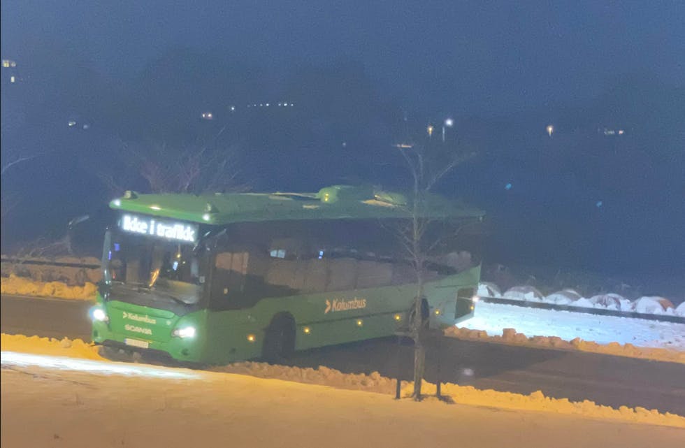 det var glatt også i Førre i dag morges. det fikk sjåføren av denne bussen merke. Foto: Bygdeblad-tipser