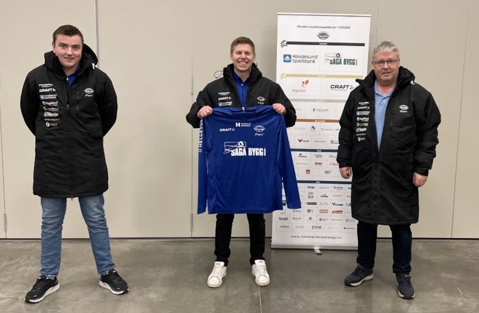 Daniel Mikkelsen i midten får med seg Fredrik Odland og Hans Jacob Svendsen som assistenter rundt a-laget. Foto: Falkeid IL