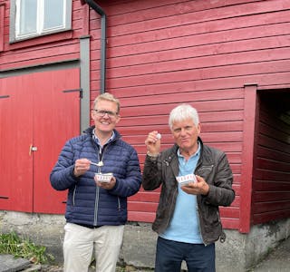 Pål Kårbø, leder i E134 Haukeliveien AS, og Asbjørn Espeset, styreleder i Vegforum Øst-Vest  har nok ein fin dag i dag.