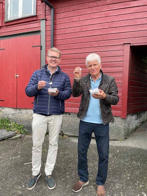 Pål Kårbø, leder i E134 Haukeliveien AS, og Asbjørn Espeset, styreleder i Vegforum Øst-Vest  har nok ein fin dag i dag.
