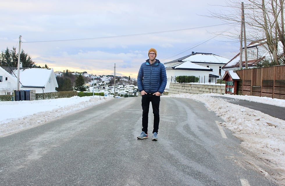 Eivind Susort forteller at sørover mot Førresfjorden er det god mobiltelefondekning. 