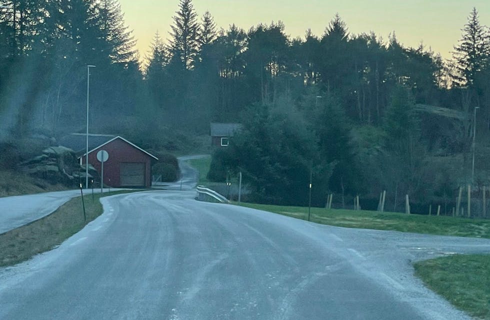Strekningen Førland - tysværvåg er svært glatt. Vær forsiktg. Strøbilene kjører for fullt, men det tar tid å rekke over alt på morgenkvisten.