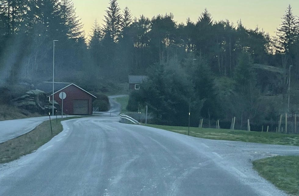 Strekningen Førland - tysværvåg er svært glatt. Vær forsiktg. Strøbilene kjører for fullt, men det tar tid å rekke over alt på morgenkvisten.