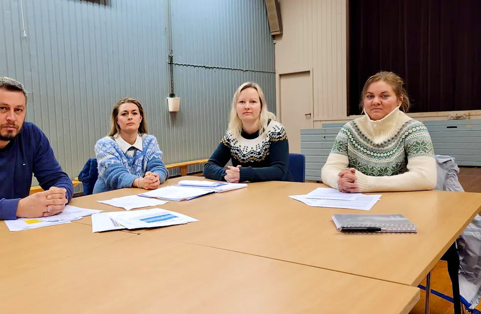 Carine Aas, Unni Riise, Nathalie Yndestad og Bjørnar Apeland møtte oss i gymsalen og fortalte om stor frustrasjon over julegåva frå politikarane og administrasjonen i Tysvær.
Foto: Alf-Einar Kvalavåg