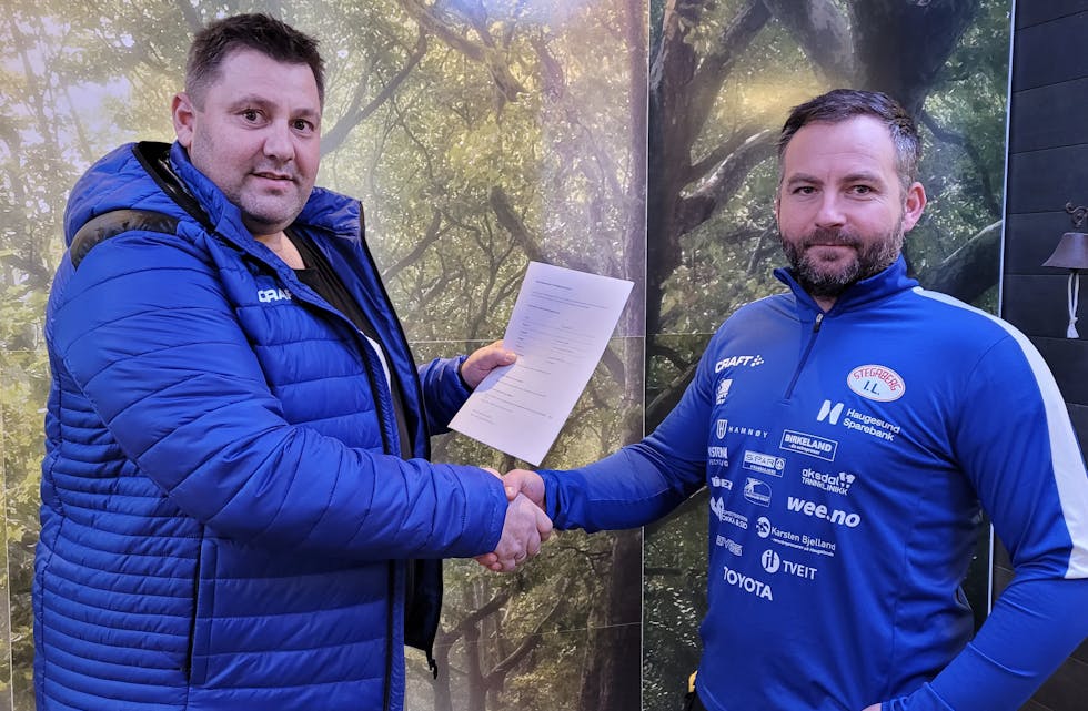 Kent Michael Bøe har signert en toårs avtale med Stegaberg IL og er ny hovedtrener for a-laget. Fotball-leder i klubben Øyvind Sjo til venstre.
Foto: Stegaberg IL