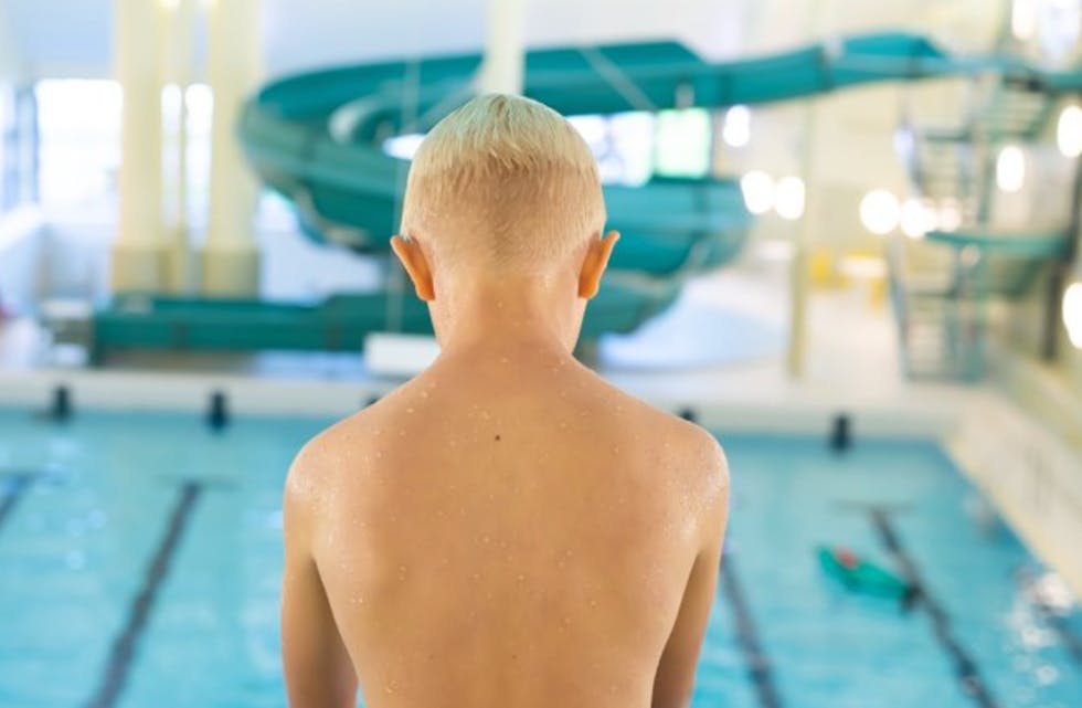 En gutt alene på toppen av stupetårnet i Tysværtunet. Akkurat nå er det fullt hus. Ill: Tysværtunet