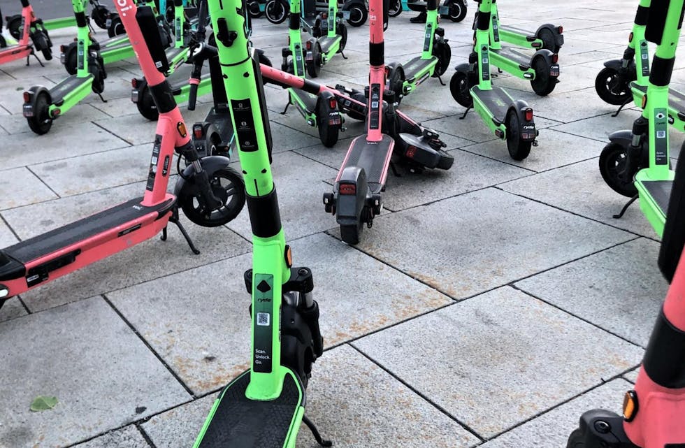 Det var en eldre bilfører på Toten og en ung mann på elsparkesykkel i Stavanger som mistet livet i januar -trafikken.