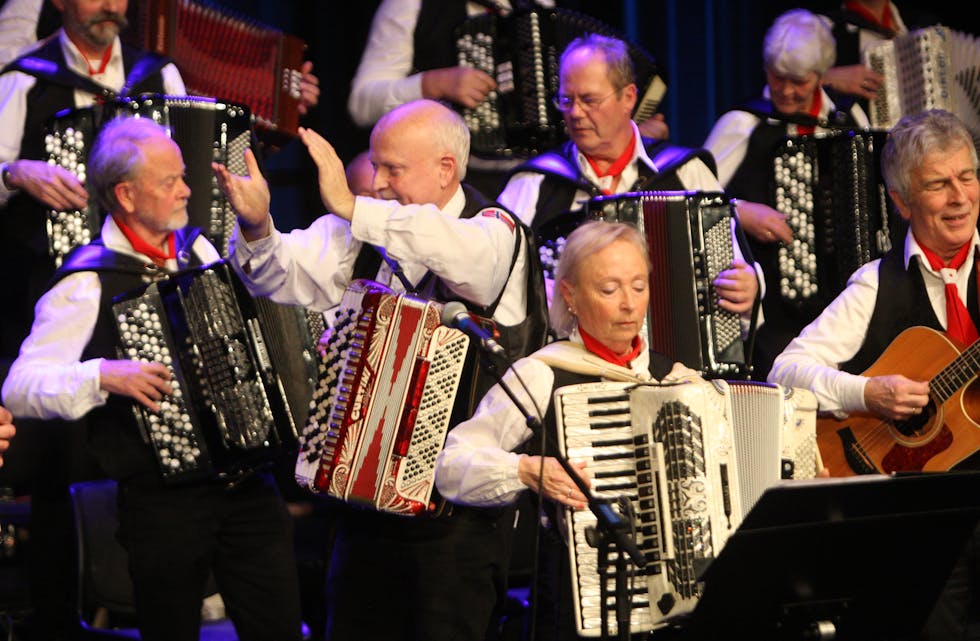 Atti Eikaas (t.v.) og Arne Vigeland til høyre. Lokomotivene i Lindesnes Trekkspillklubb. Foto: Alf-Einar Kvalavåg