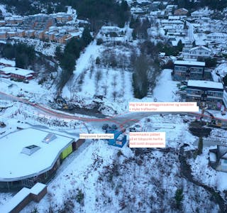 Dronebilde fra arbeidsområdet tirsdag denne uka som viser at det ikke er gangvei fra bebyggelsen øst til barnehagen (bygget med rundt tak). 