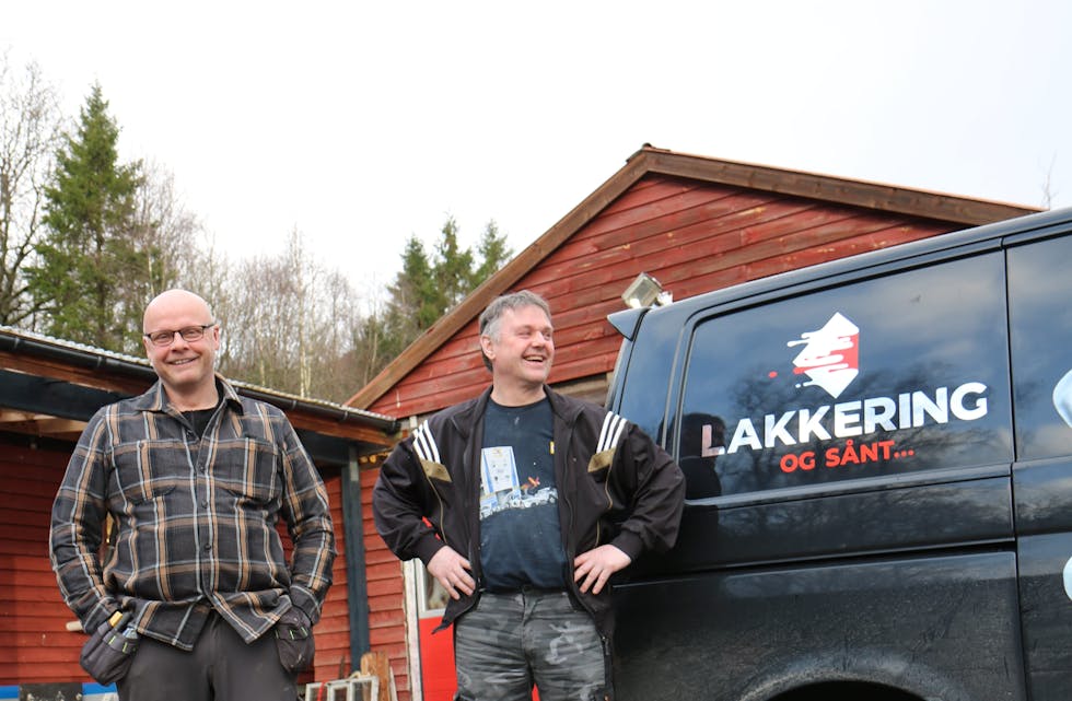 Snekkar Lars Andreas Vik og lakkerar Marton Nordtveit samarbeider om å fornye kjøkken. 

