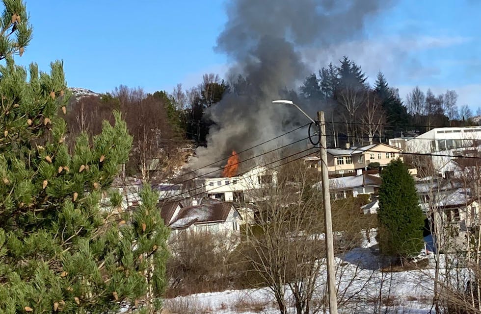 Det brenner på Frakkagjerd. Mannskap er på vei for å slukke. Foto: Sindre Ø. Kvalavåg