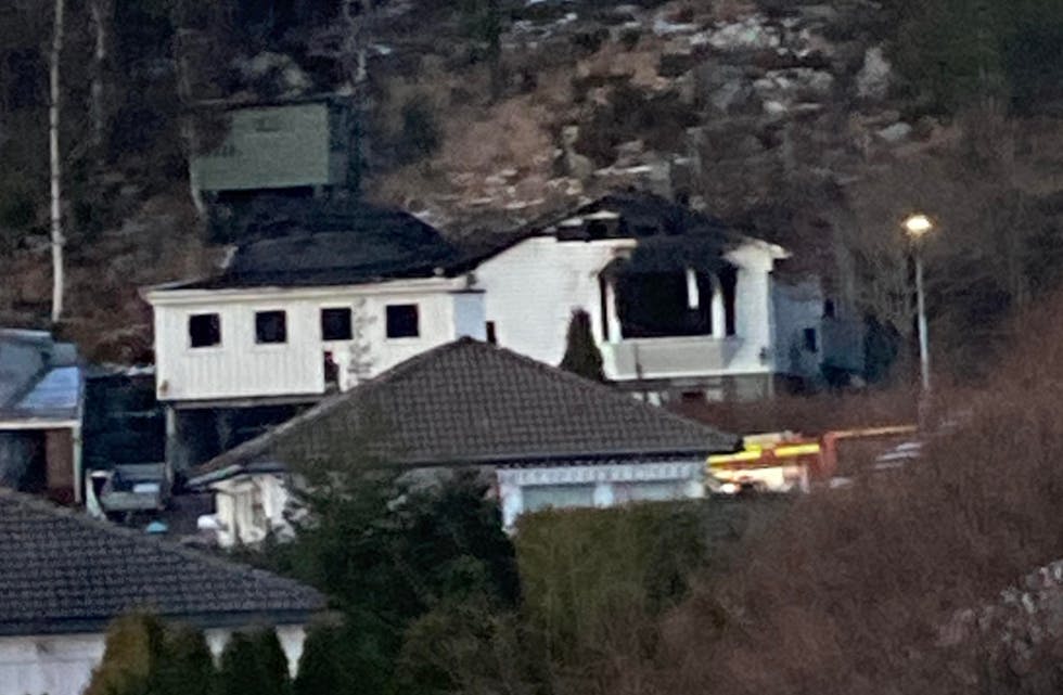 Fjellhaug 8 er et trist syn i kveld. de som bodde der har mistet alt. Nå stiller naboene opp. Foto: Sindre Ø. Kvalavåg