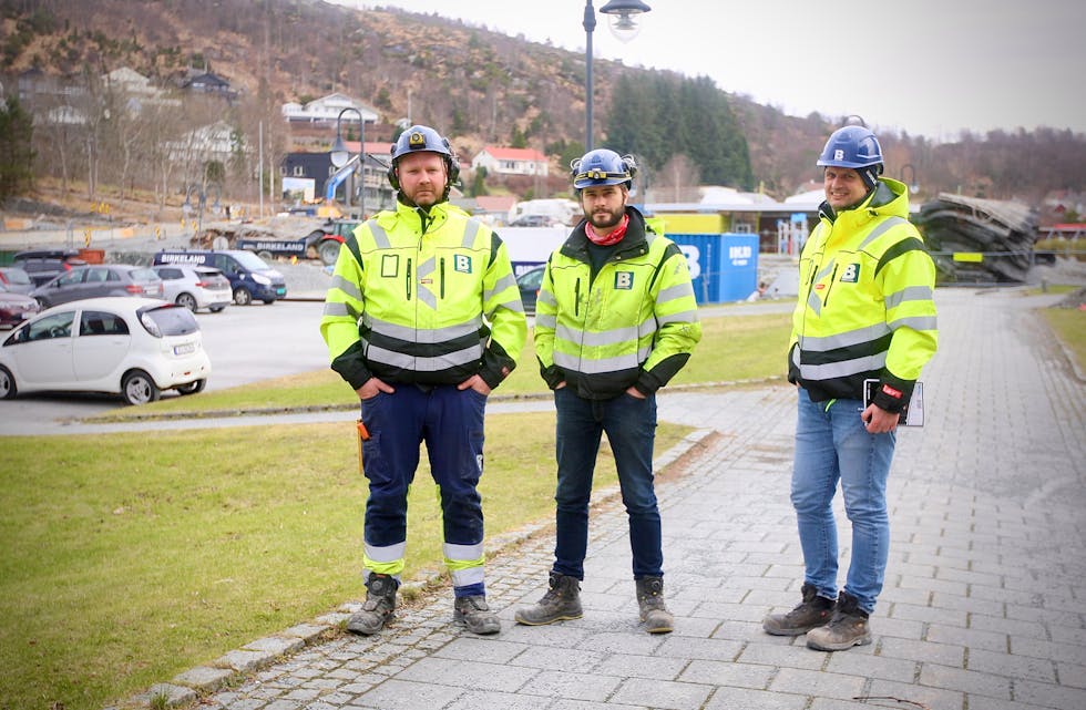 Christian Håvik, Henrik Nes Knutsen og Frode Naley lovar å gjere alt som er i deira makt for at konfliktane mellom naboar og anleggsarbeidarane skal bli færre. – Det handlar mykje om respekt og informasjon, seier dei tre.
Foto: Alf-Einar Kvalavåg
