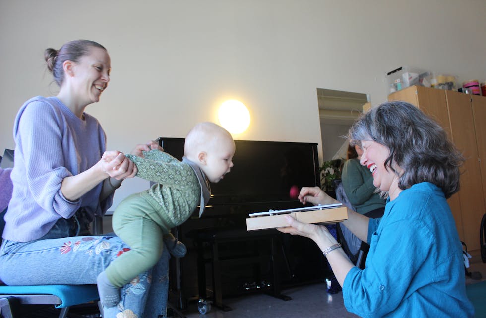 Sigrun Arnesdotter har med seg Sigurd på omtrent fem måneder.