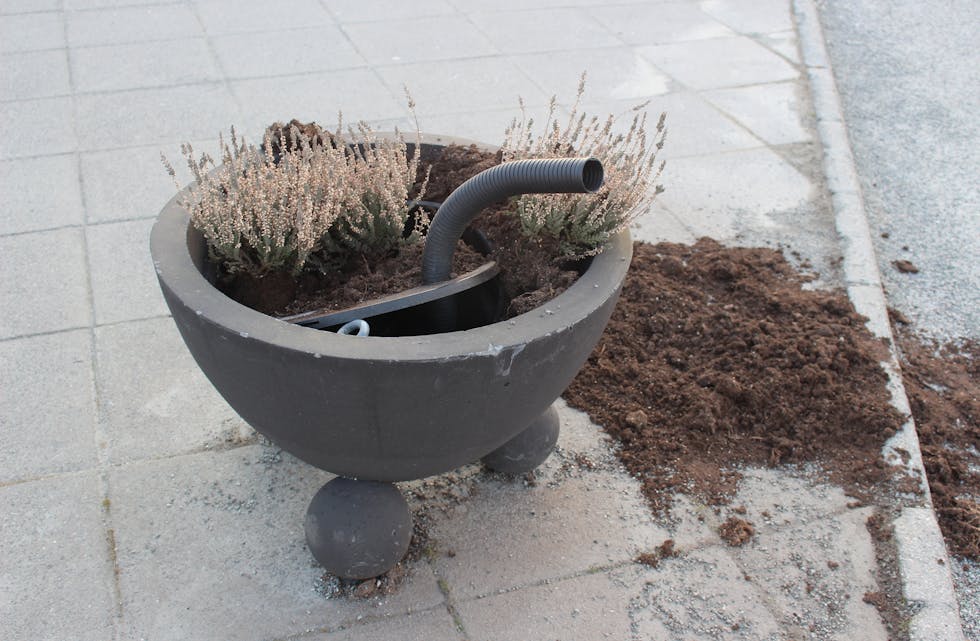 Aksdal senter slit med at pynten dei set utanfor senteret sjeldan får stå i fred over lang tid.