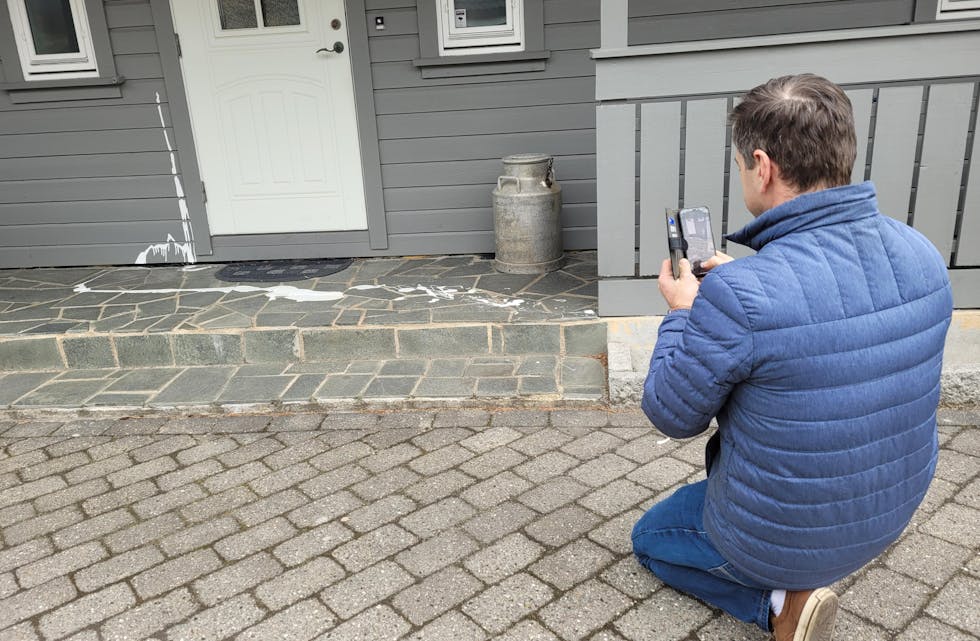 Tor Harald Håland fikk seg en trist overraskelse da han kom hjem fra jobb. Noen har grist til inngangspartiet på huset. Foto: Alf-Einar Kvalavåg