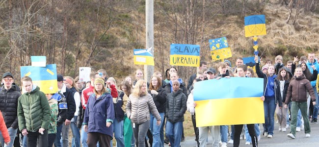 Frakkagjerd ungdomsskole i gult og blått i marsj for fred i Ukraina og resten av verden. Foto: Alf-Einar Kvalavåg