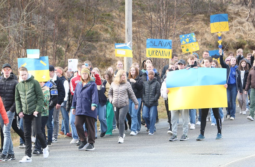 Frakkagjerd ungdomsskole i gult og blått i marsj for fred i Ukraina og resten av verden. Foto: Alf-Einar Kvalavåg