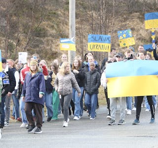 Frakkagjerd ungdomsskole i gult og blått i marsj for fred i Ukraina og resten av verden. Foto: Alf-Einar Kvalavåg