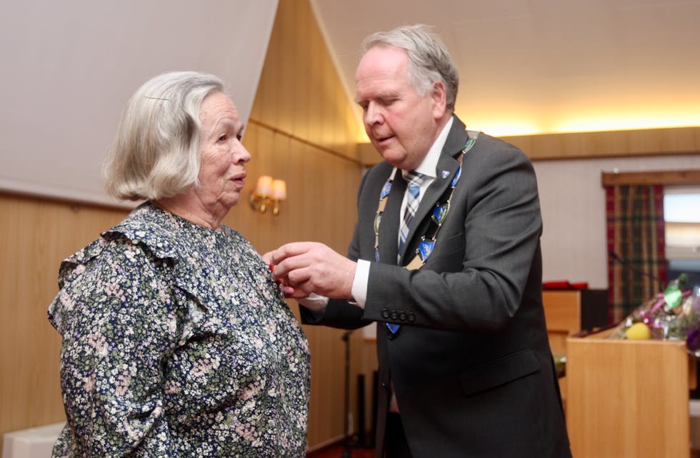 Ordfører Sigmund Lier hadde gleden av å dele ut Kongens Fortjenestemedalje til Hjørdis Erland. Foto: Alf-Einar Kvalavåg