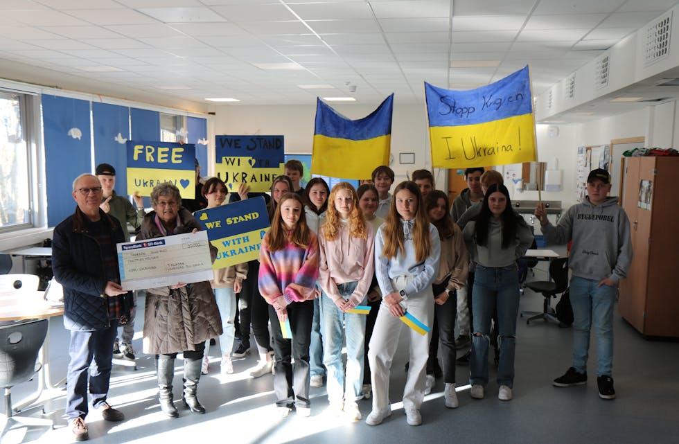 Niande klasse ved Tysværvåg barne- og ungdomsskule overrekte onsdag ein sjekk på 35 000 kroner til organisasjonen KPK som driv bistandsarbeid i Ukraina. Pengane hadde dei eigentleg samla inn til klassetur som blei blei avlyst.