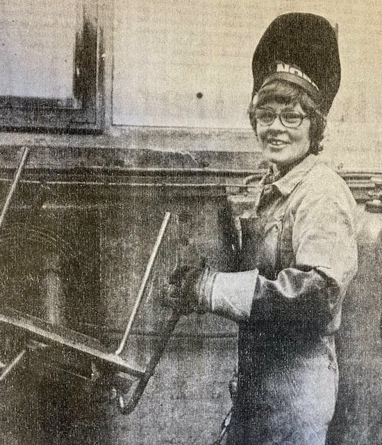 Olga Myhre arbeidde med sveising av møblar på Norsy i nærare ti år, og var det første kvinnelege medlemmet av fagforeininga på Haugalandet. 