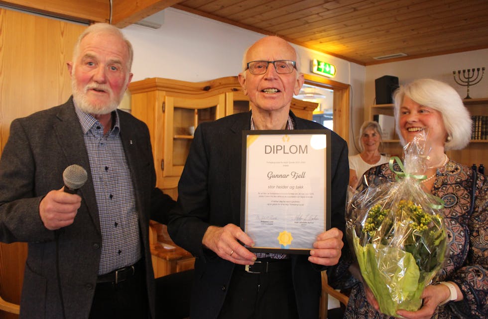 Gunnar Fjell får velfortjent diplom av Vidar Aarhus og Eli Susort Lund.  
