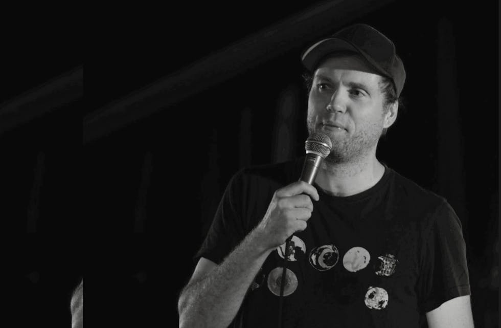 Rune Bjerga er populær også på vår side av Boknafjorden. Neste veke kjem han til Tysværtunet med nye vitsar og skråblikk på det meste.