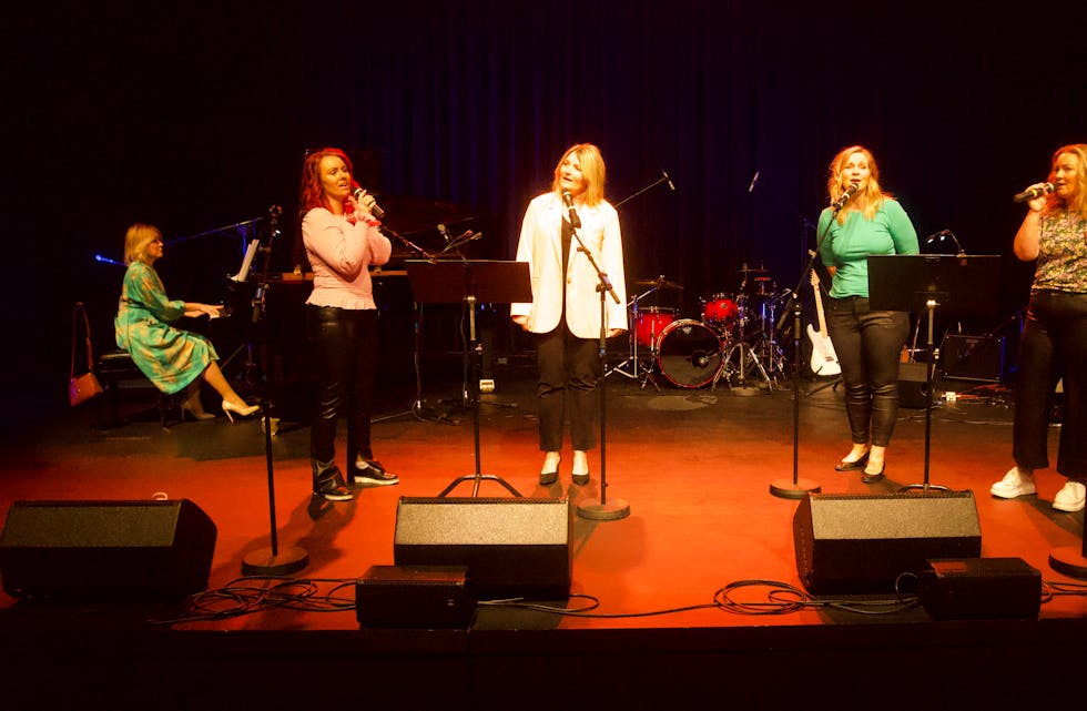 Serenity på scenen i Tysværtunet. Camilla Lothe Hatlestad, Alise Endresen, Evy Fjeldheim og Oddveig Rasmussen. Foto: Alf-Einar Kvalavåg