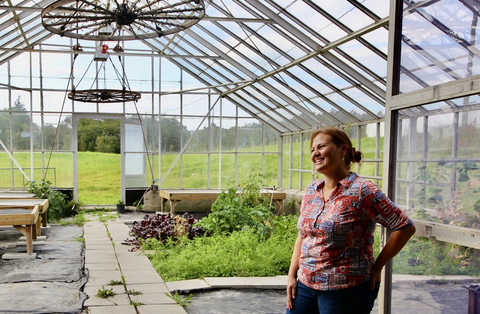 Esther Åsheim på bilete til høgre,tok gartnarutdanning ved Tveit Vgs og har nå starta eige gartneri . Bilde er tatt i fjor då ho såvidt var i gang med plantesalet. 