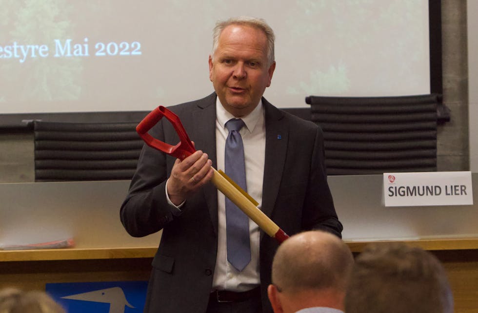 Ordfører Sigmund Lier er klar med spaden til å ta første spadestikk på nye prosjekt i Tysvær. Nå vil han ha strømmen fra Utsira Nord til Haugalandet. Foto: Alf-Einar Kvalavåg