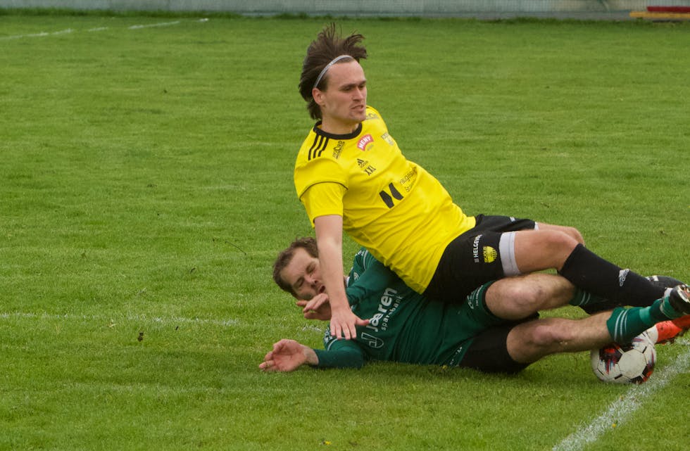 Det var vondt å være Skjold-spiller mot Varhaug i kveld. Bare spør Adrian Bjørkelund Strand . Foto: Alf-Einar Kvalavåg