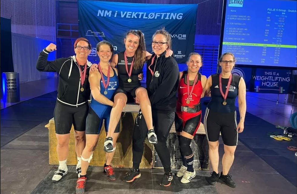 Kvinner: Merete Ree til venstre og Tinna Marína Jónsdóttir i midten løftet opp av løftere