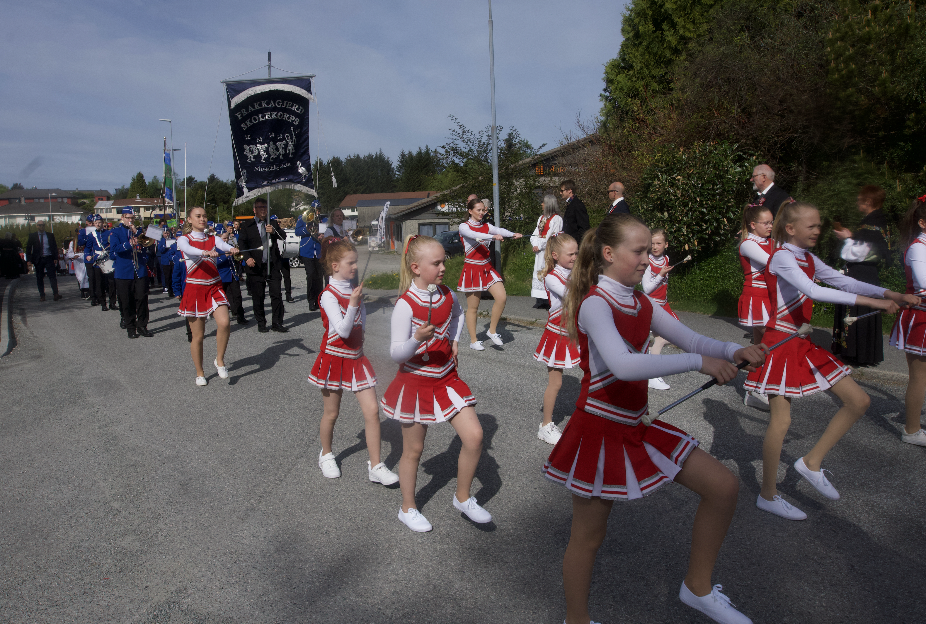 Drillen og korpset i spissen for toget på Frakkagjerd. Foto: Alf-Einar Kvalavåg