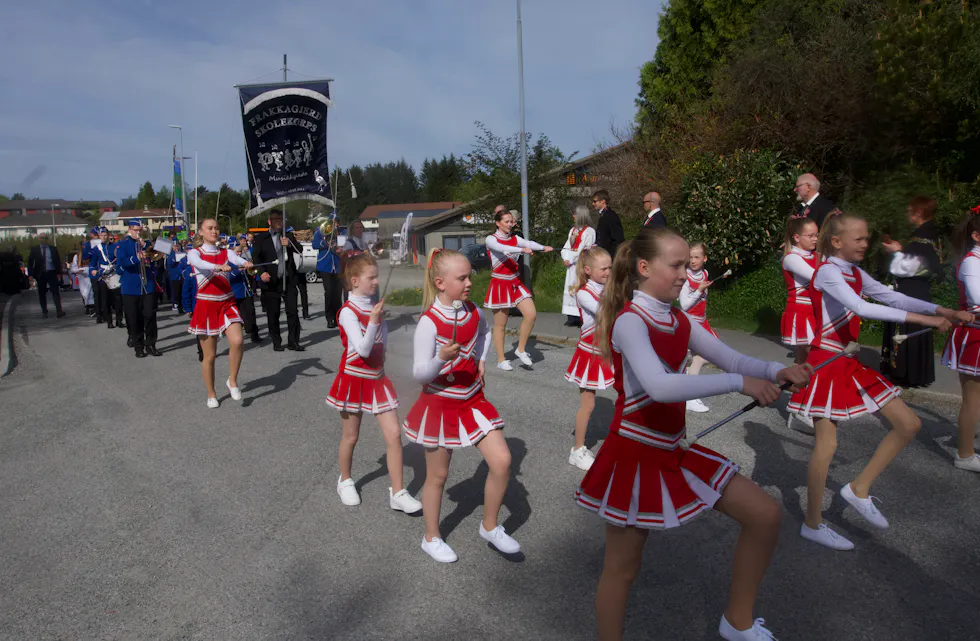 Drillen og korpset i spissen for toget på Frakkagjerd. Foto: Alf-Einar Kvalavåg
