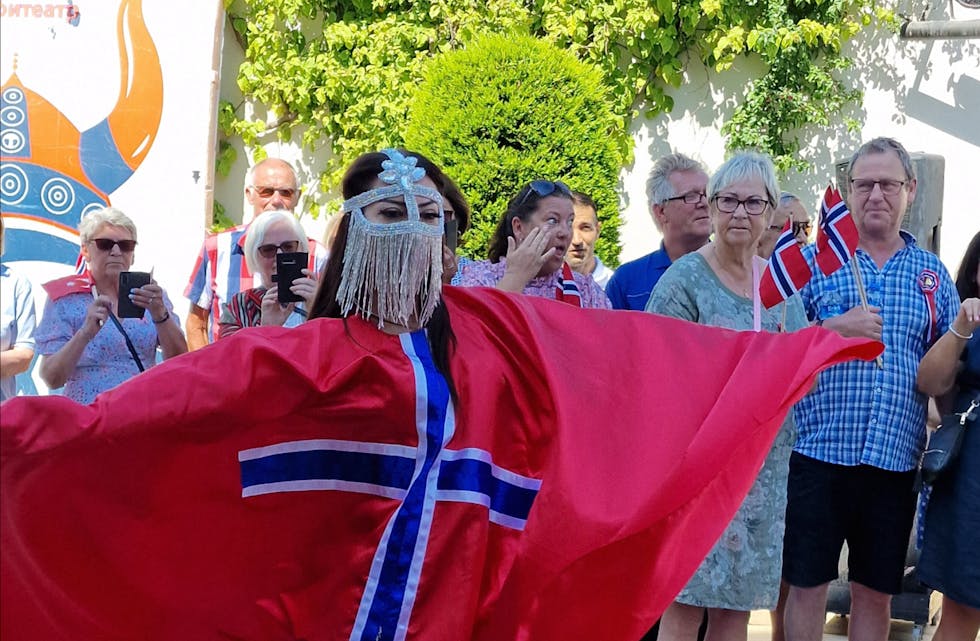 Dagens feiring i Kemer startet med en dans... Foto: Nils Stråtveit
