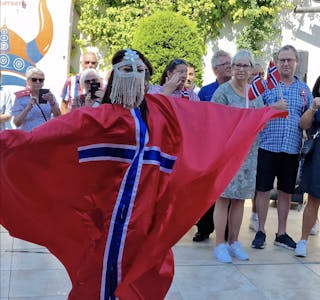 Dagens feiring i Kemer startet med en dans... Foto: Nils Stråtveit