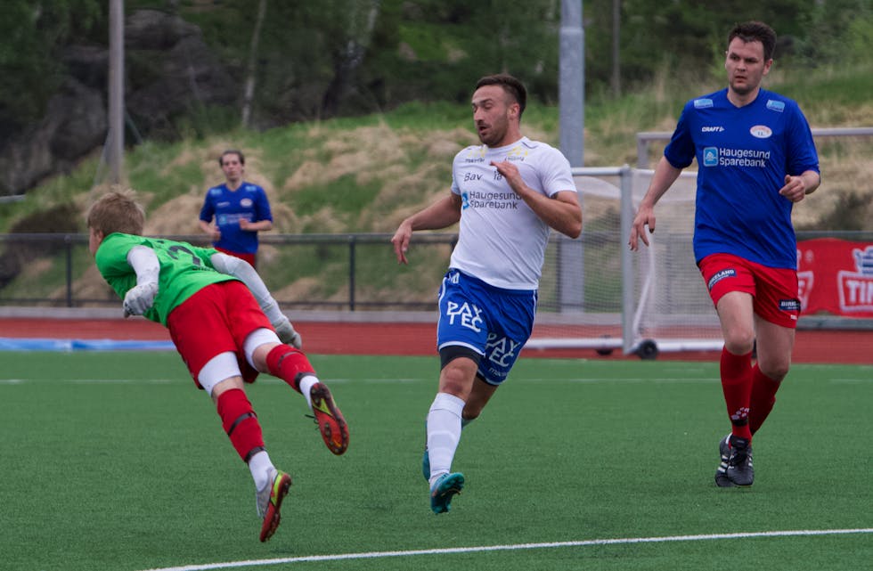 Vegar Snare Vågen rydder opp foran Anel Hopovac, mens Thomas Stølsvik er klar til neste duell. Haugar vant 4-1 på Frakkagjerd i kveld. Foto: Alf-Einar Kvalavåg