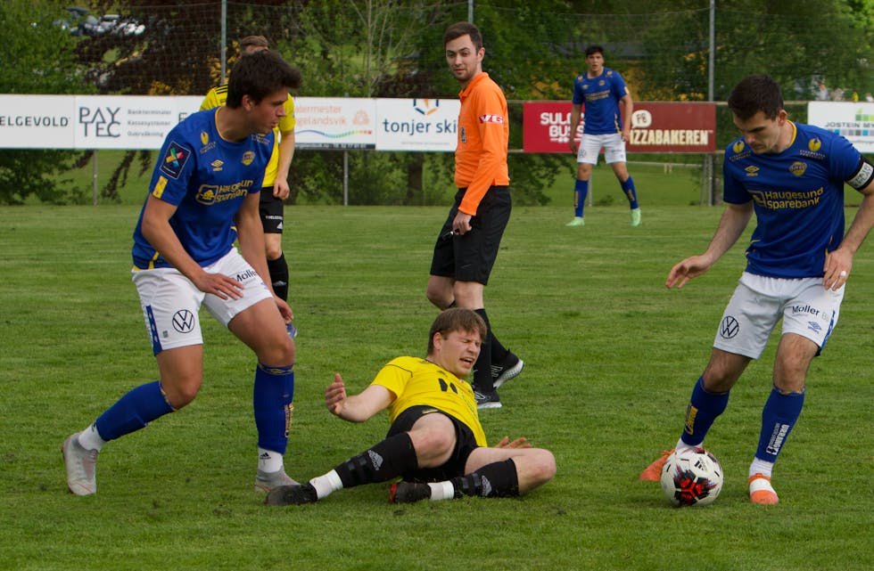 Christian August Sveen, René Underhaug Wiklund og Dreni Morina i aksjon på gresset i Grinde. Bak dommer Marius Hemnes Jakobsen. Foto: Alf-Einar Kvalavåg