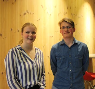 Andreas Aukland, her på en konferanse om klima og miljø i Tysværtunet. Ved siden av han er ungdomsrådsleder Emma Haugland.
