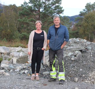 Veronika Digernes og Kenneth Jensen ønsker å utvikle Grindafjord feriesenter, men når søknadene deres om endringer skal behandles i kommunen tar det altfor lang tid.
